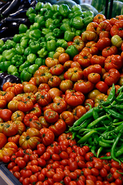 新鲜的蔬菜拼盘 - 辣椒、西红柿、黄瓜等库存照片图片下载