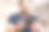 男子在家中使用手机。帅气的男士在浏览社交网络、玩游戏、网上购物、与朋友聊天、写或阅读信息。特写镜头。4K视频素材。图片下载