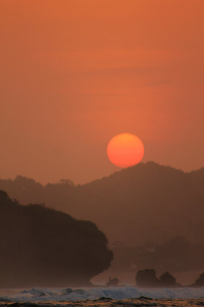 橙色日落照片，山丘的剪影图片下载