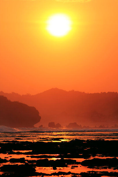 橙色日落照片，山丘的轮廓剪影图片下载