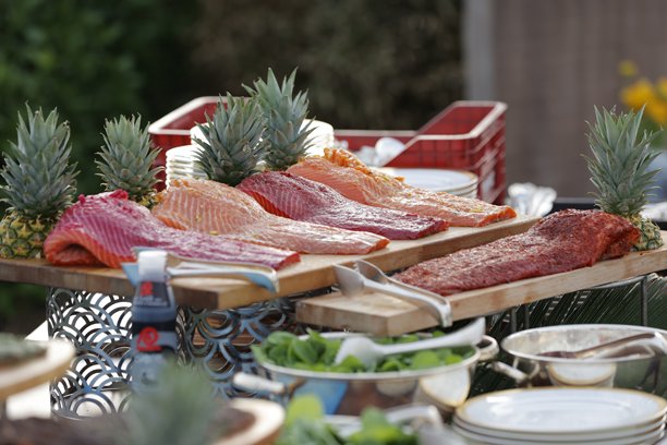 装饰盘上的调味三文鱼片 - 美食展示库存照片图片下载