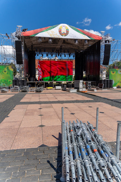 工人们正在搭建一个有三个大型LED屏幕的音乐会舞台图片下载