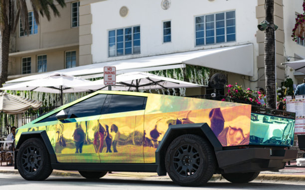 特斯拉赛博卡车的电动汽车。特斯拉赛博卡车停在户外。特斯拉赛博卡车，侧面视图。2024年特斯拉赛博卡车电动皮卡，汽车改装。图片下载