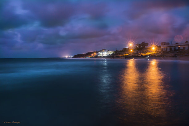 地中海海滩夜景灯光照片。图片下载
