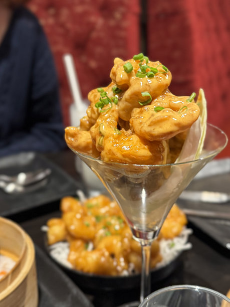 炸天妇罗虾/炸弹虾的图片，盛在玻璃杯中，中式美食，酥脆的亚洲菜肴图片下载