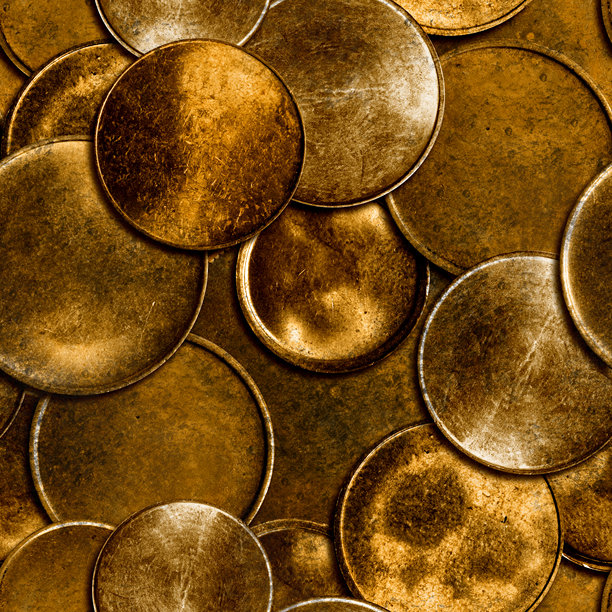 无缝4K照片纹理的金色古董空白硬币堆。图片下载