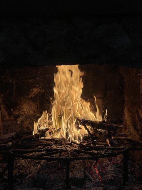 冬季温暖的壁炉照片。图片下载