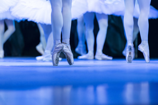 芭蕾舞者在《天鹅湖》芭蕾舞中跳舞的腿部 - 库存照片图片下载