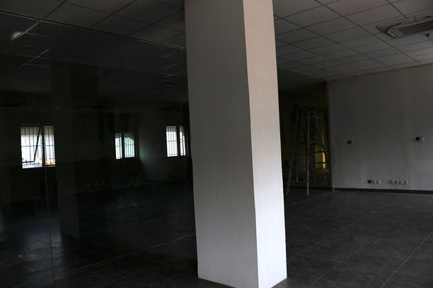 废弃建筑中一个黑暗空旷的房间照片图片下载