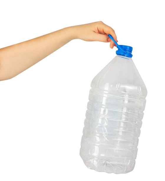 白色背景上女性手握塑料水瓶的孤立照片。图片下载