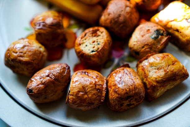 餐桌上的即食素食脆豆腐皮卷的特写照片。图片下载