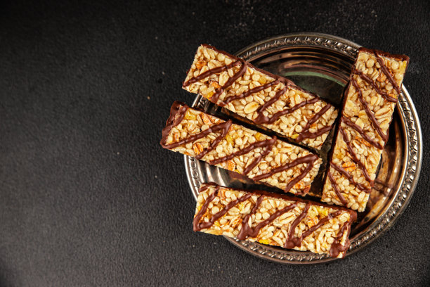 全谷物谷物棒，健康饮食，甜点，新鲜美味的美食背景，桌面上的乡村风格美食俯视图，留白，生酮和古饮食，素食和素食者食品图片下载