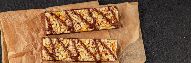 全谷物谷物棒，健康饮食，甜点，新鲜美味的美食背景，桌面上的乡村风格美食俯视图，留白，生酮和古饮食，素食和素食者食品图片下载