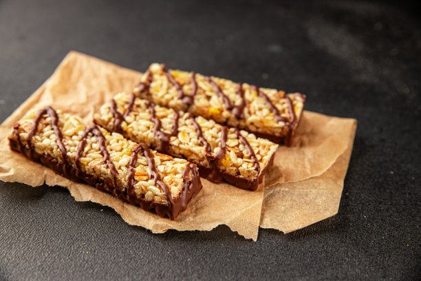 全谷物谷物棒，健康饮食，甜点，新鲜美味的美食背景，桌面上的乡村风格美食俯视图，留白，生酮和古饮食，素食和素食者食品图片下载