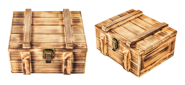 白色背景上的孤立木制古董弹药箱照片。图片下载