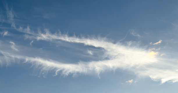 清澈蓝天中散布着白云。天空与云彩的风景。天空背景照片。图片下载