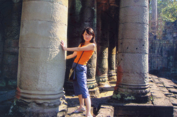 中国女性参观柬埔寨吴哥窟的老照片图片下载