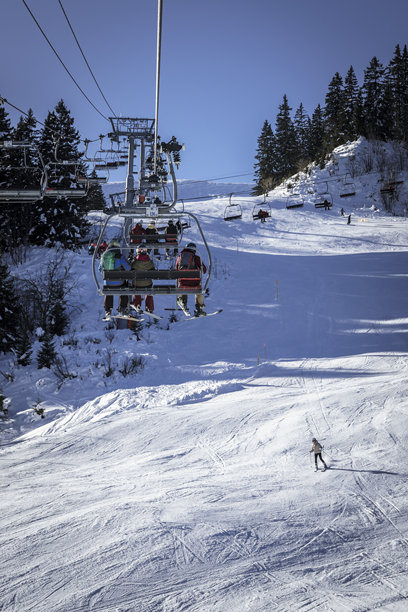家庭在法国上萨瓦省梅热夫滑雪度假村的缆车上图片下载