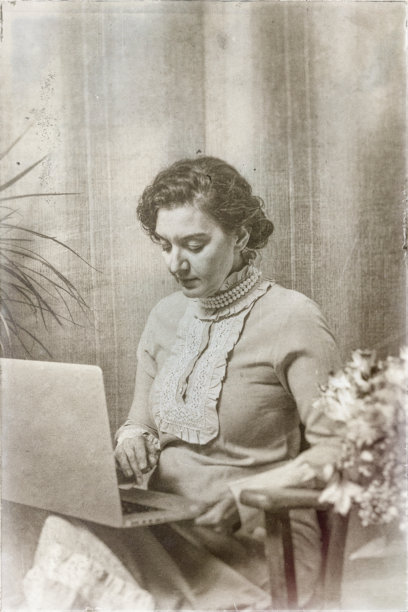 复古风格的女性在笔记本电脑上工作：作家或记者的旧照片效果图片下载