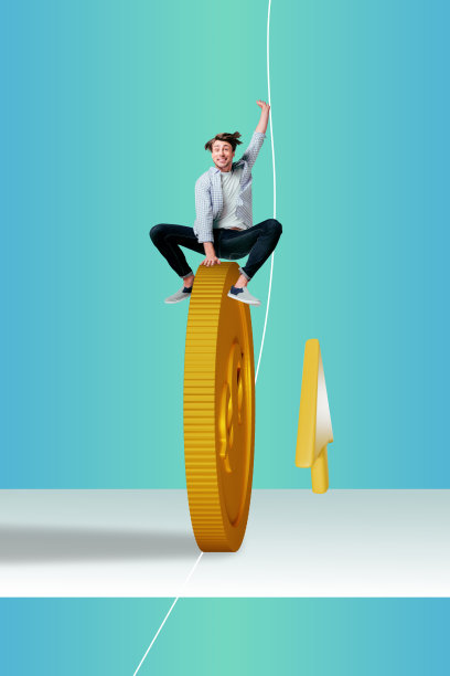 年轻男子兴奋地坐在巨大的硬币上，展示着银行现金收益的3D照片拼贴艺术作品，交易市场箭头指向增长趋势。图片下载