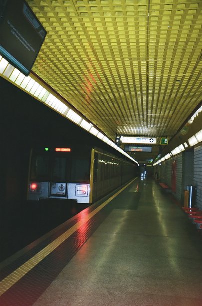 黄色线路地铁图片下载