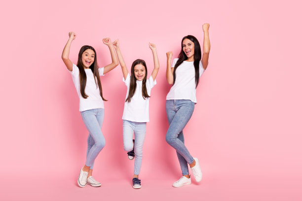 兴奋的母亲和女儿们的全身照片，幸运的彩票赢家，背景为柔和的粉色。图片下载