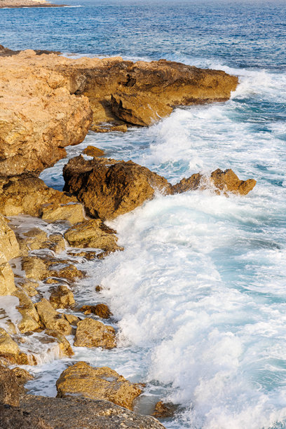 塞浦路斯岩石海岸上海浪拍打的壮观照片，海浪的戏剧性景象图片下载
