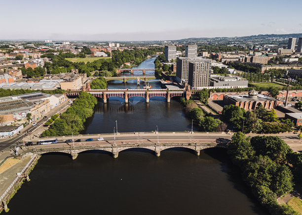 苏格兰格拉斯哥：2025年5月：阳光明媚的日子里，克莱德河桥的无人机照片，背景是格拉斯哥城市学院的外观，海事培训设施。图片下载