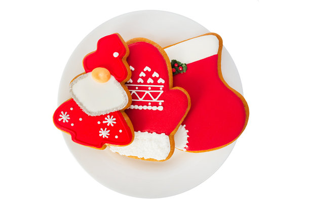白色背景上盘子里的圣诞或新年姜饼饼干的孤立照片。图片下载