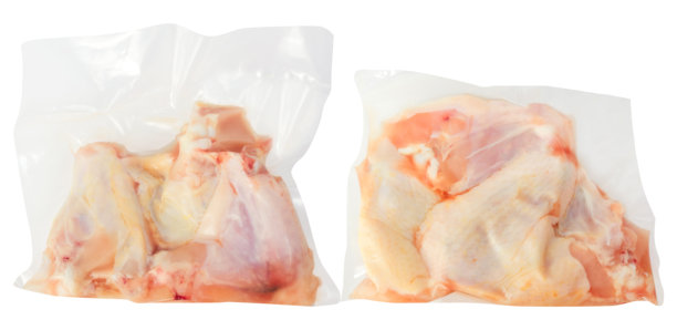 白色背景上真空包装的鸡肉孤立照片。图片下载
