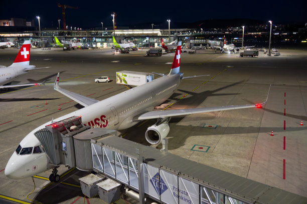 春夜高角度俯瞰停放在瑞士苏黎世克洛滕机场的客机。照片拍摄于2025年4月8日，瑞士苏黎世克洛滕。图片下载