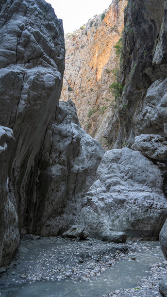 穆拉省西南部国家公园内的萨克利肯特深窄石峡流。竖版图片图片下载