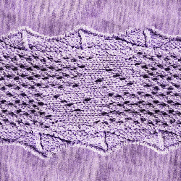 无缝的4K照片纹理，呈现紫色编织羊毛布料，带有装饰图案。图片下载