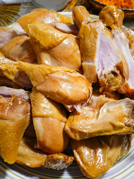 烟熏鸡肉块放在盘子上。特写，竖版照片。图片下载