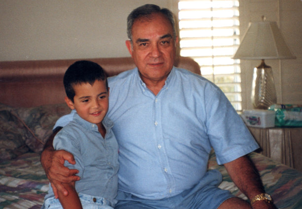 1980年代拍摄的照片：一位西班牙裔老人与他的孙子一起摆姿势，面向镜头。图片下载