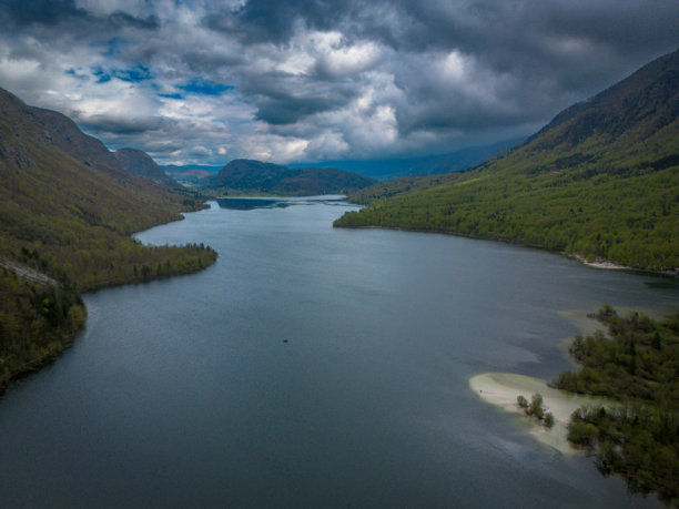 斯洛文尼亚博欣湖和特里格拉夫山脉的鸟瞰图 — 无人机照片图片下载