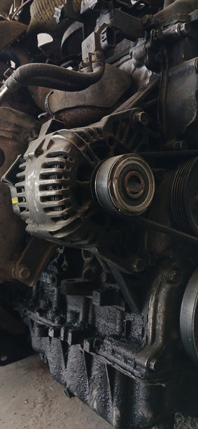 汽车发动机照片，汽车发动机维修，原始发动机，拆下的发动机。图片下载