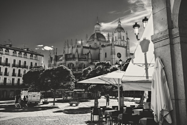 塞哥维亚大教堂及其外面的街头咖啡馆的黑白照片，位于西班牙塞哥维亚。图片下载