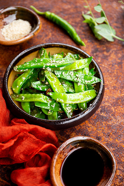 亚洲美食：炒青豆配芝麻的竖版照片图片下载