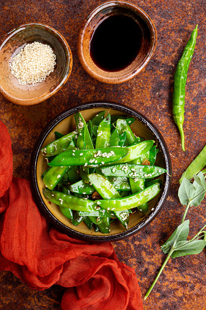 亚洲美食：炒青豆撒上芝麻的俯视垂直照片图片下载