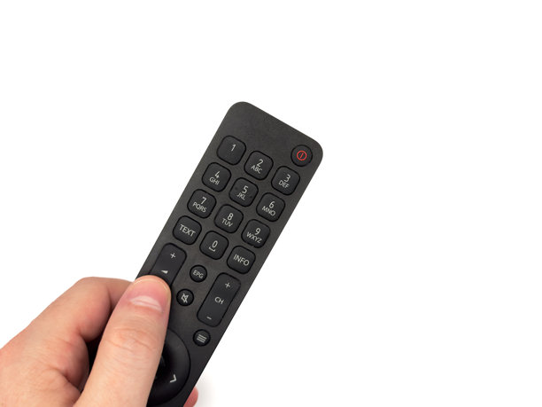 白人男性的手在白色背景上按压电视遥控器的按钮，男子用遥控器切换电视频道，适用于横幅和电视广告。留白，平铺，俯视图。图片下载