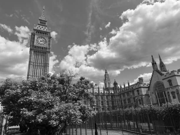 伦敦的国会大厦与大本钟黑白照片图片下载