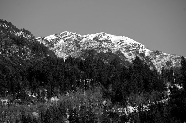 萨拉汉山谷雪峰的黑白风景照片图片下载