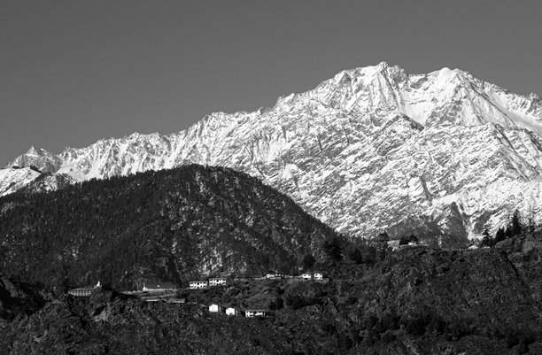 萨拉汉山谷雪峰的黑白风景照片图片下载