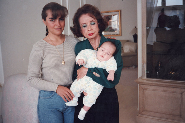 1980年代拍摄的照片：一位老年女性在家中的客厅与女儿和孙子合影图片下载