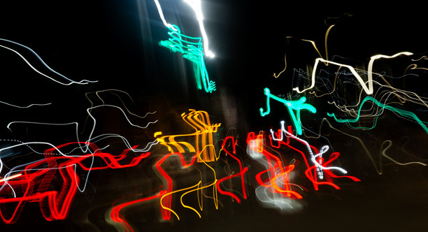 抽象背景，明亮的多彩光线在运动。留白概念。照片效果。图片下载