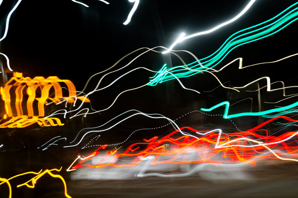 抽象背景，明亮的多彩光线在运动。留白概念。照片效果。图片下载