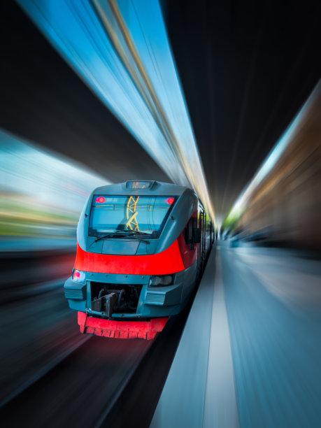 现代列车在运动中模糊，亚美尼亚铁路的耶烈万列车。赛博朋克列车。模糊运动的列车。火车旅行，移动，适合横幅和广告，竖版照片。图片下载