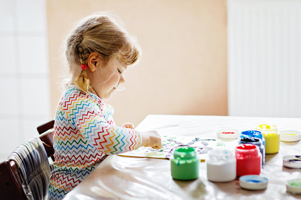 小女孩用手指画颜料画猫头鹰。活泼的孩子在家、幼儿园或学前班享受绘画的乐趣。儿童游戏、教育和远程学习。图片下载