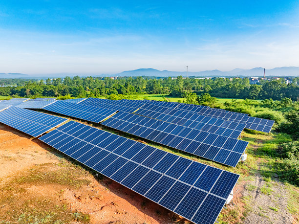 日出时分，山坡上的太阳能光伏航拍照片图片下载